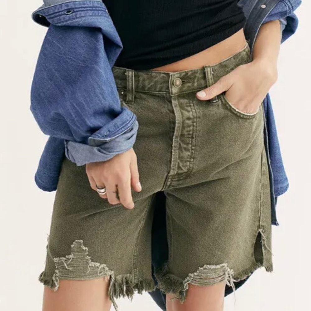 We The Free People Women's Caroline Cutoff Distressed Denim Shorts Size 26 Green